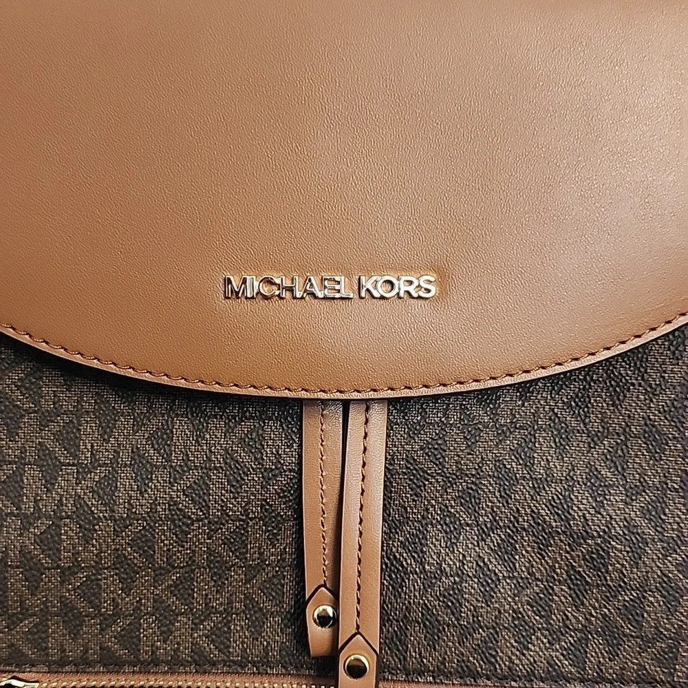 MICHAEL KORS LARGE BACK PACK.